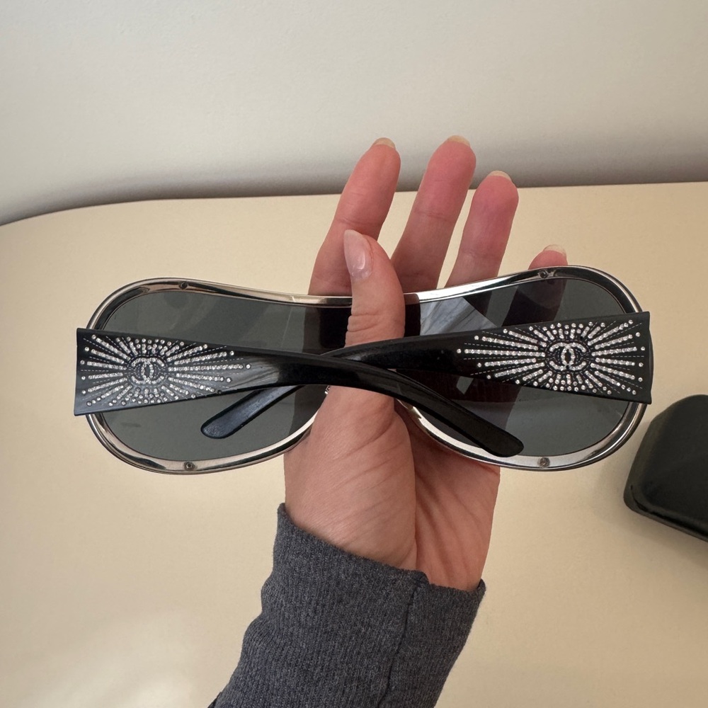 Vintage Chanel sunglasses - Picture 6 of 15